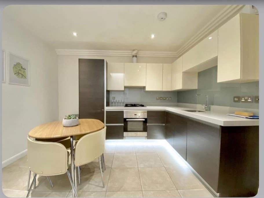 Luxury 4-bed With Balcony & Garden, Near Emirates Stadium, 15 Mins To *