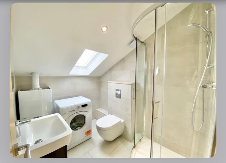 Luxury 4-bed With Balcony & Garden, Near Emirates Stadium, 15 Mins To Lejlighed *