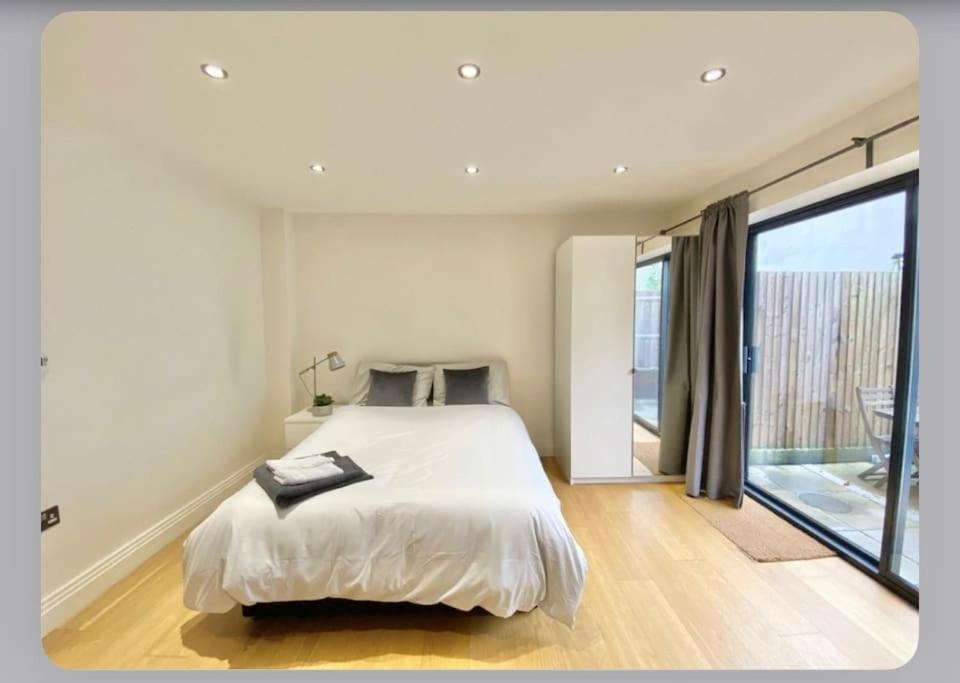 Luxury 4-bed With Balcony & Garden, Near Emirates Stadium, 15 Mins To Lejlighed London