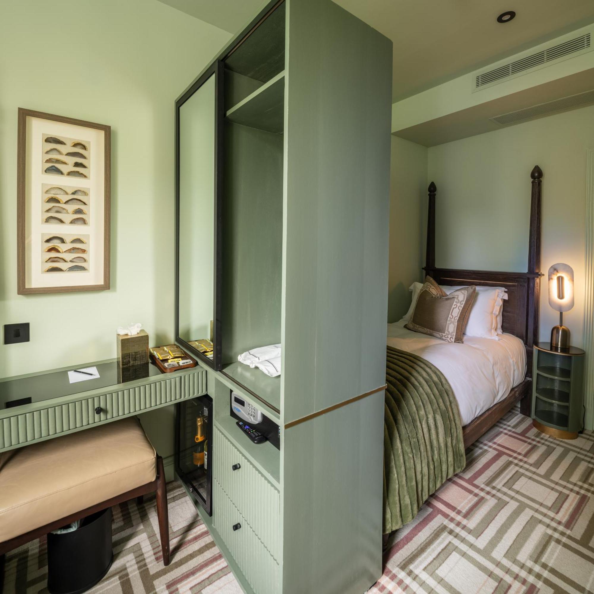 Ellen Kensington 5* London