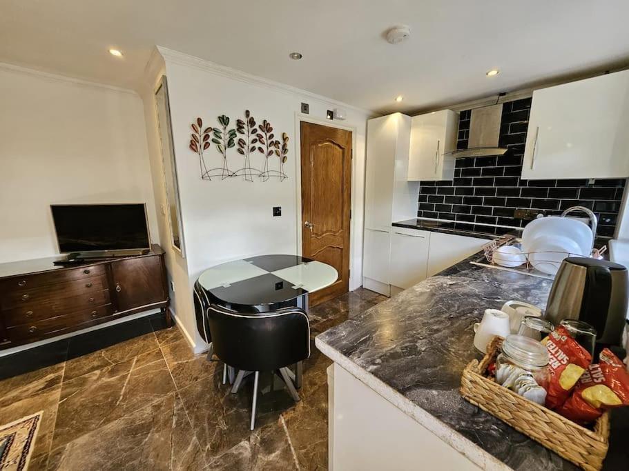 Spacious Guest - Harrow Apartment London