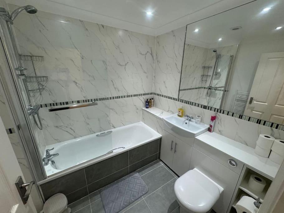 2 Bedroom, Parking, Hounslow St Lejlighed *