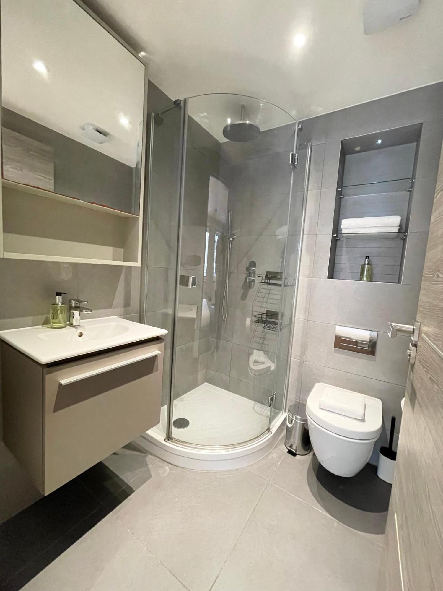 Luxury In Westminster Apartment *