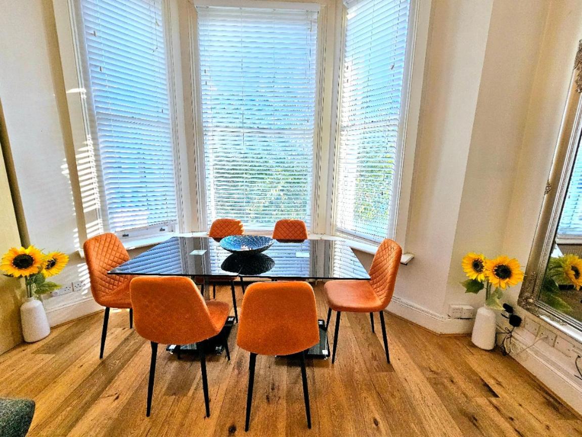 Charming With Private Balcony, On 1st Floor, With 2 Bathrooms, 3 Min Walk To Earl's Court Station * London