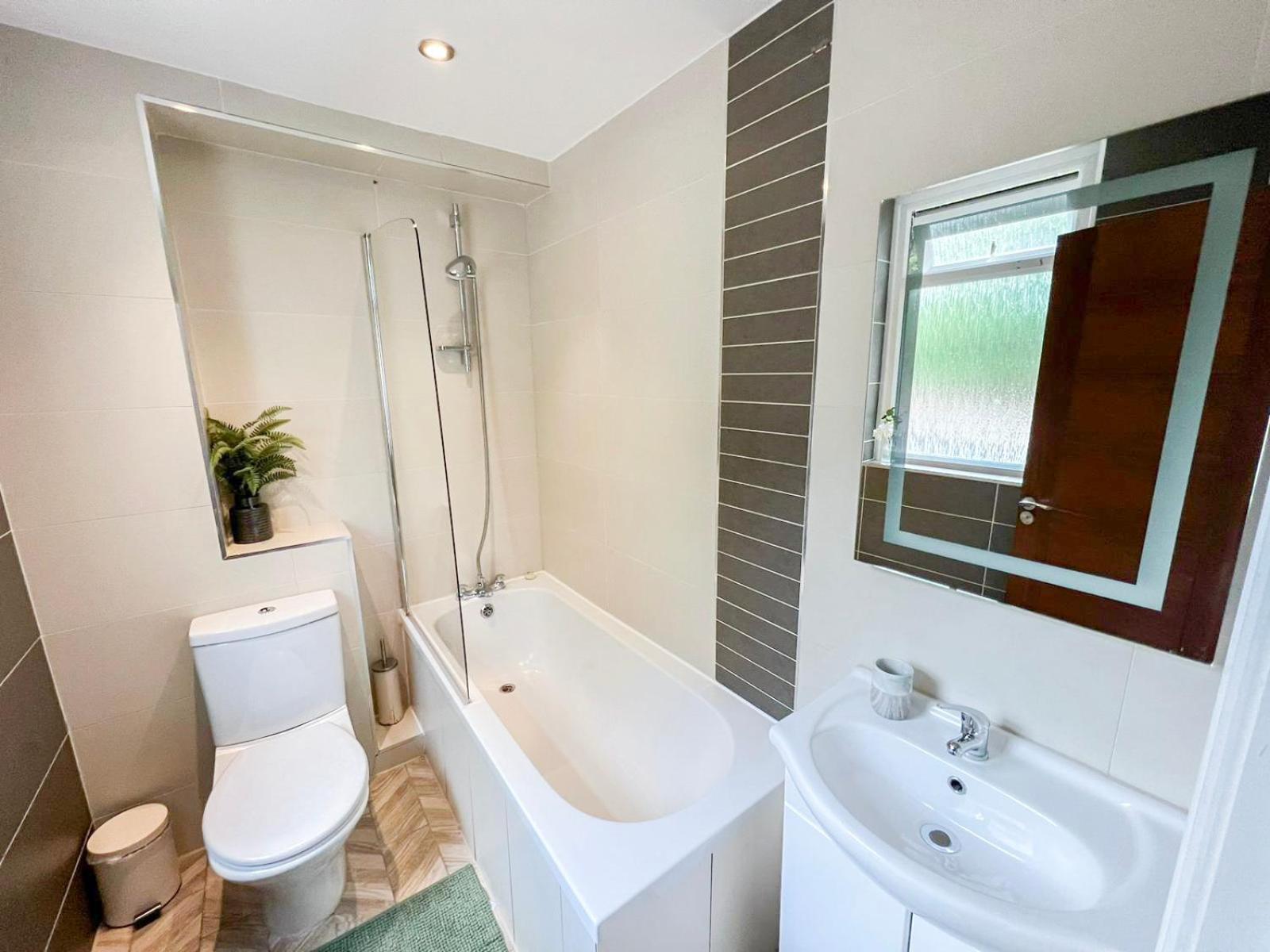 Lovely 4 Bedroom Flat With Ample Garden In Brondesbury, Kilburn Appartamento Londra
