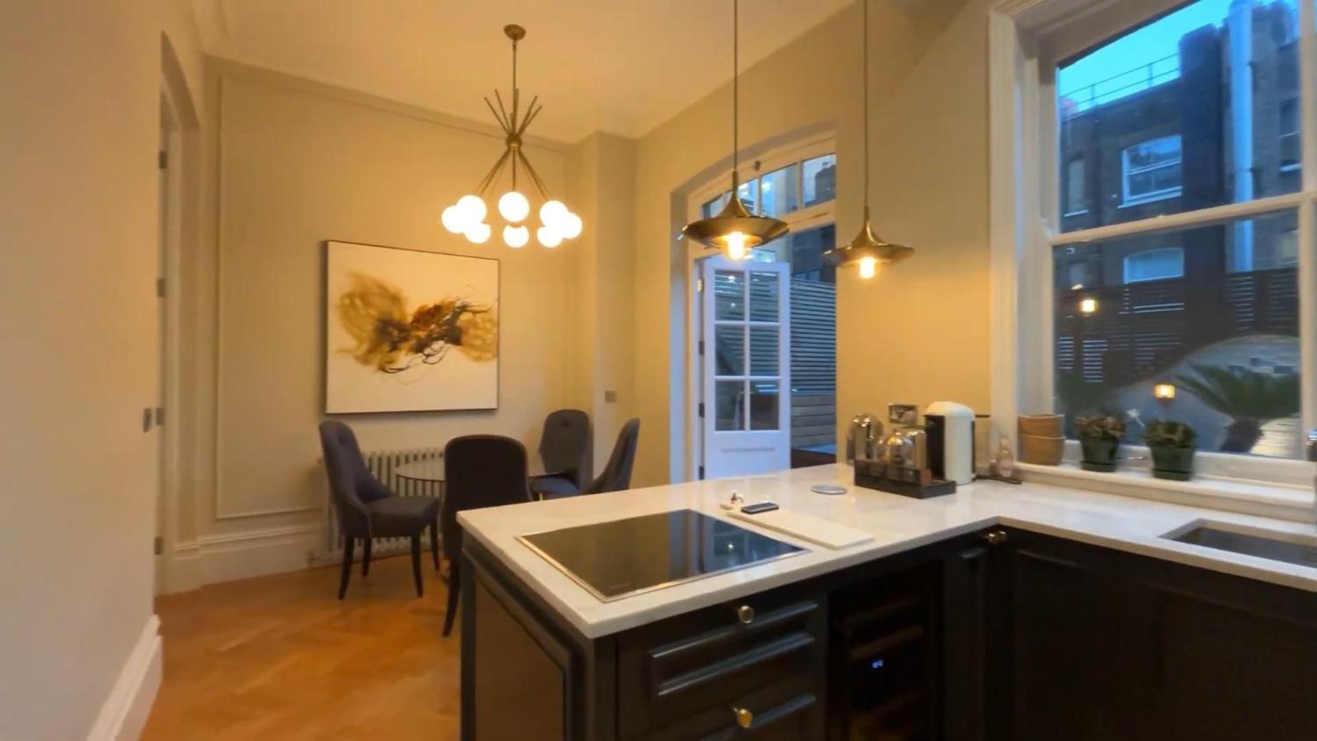 Exceptional Three-bedroom With Three En-suite Bathrooms Lägenhet London