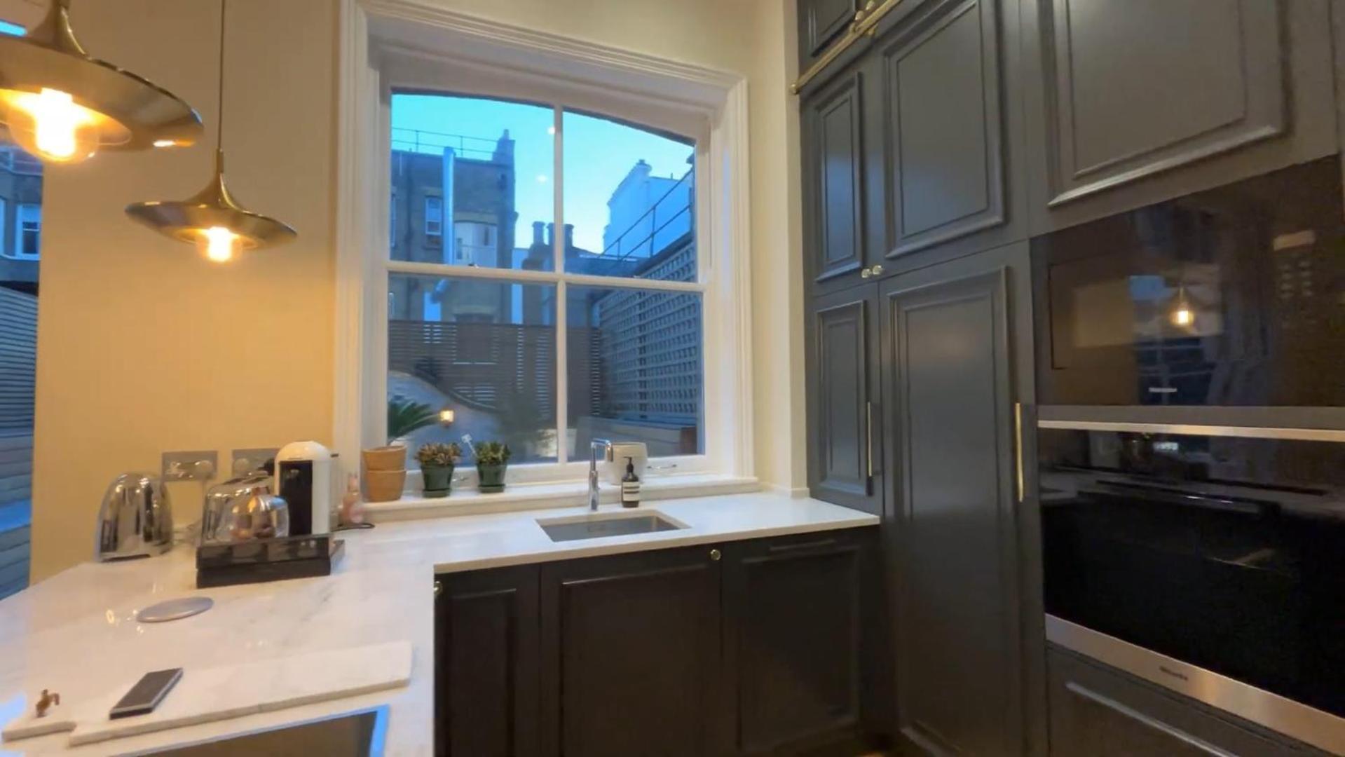 Lägenhet Exceptional Three-bedroom With Three En-suite Bathrooms