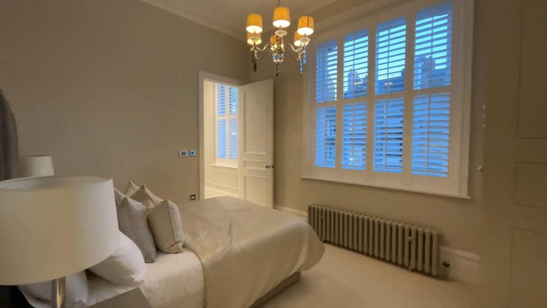 Exceptional Three-bedroom With Three En-suite Bathrooms Lägenhet London