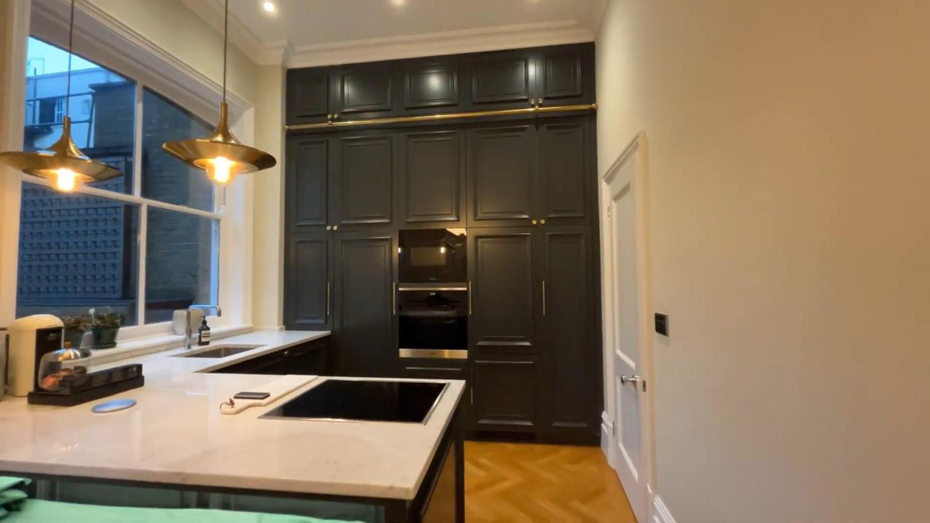 Lägenhet Exceptional Three-bedroom With Three En-suite Bathrooms London