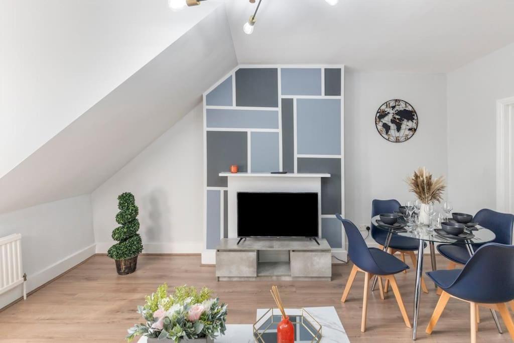 Apartment Crystal Palace Stylish Gem Slp 4 Next To Transport