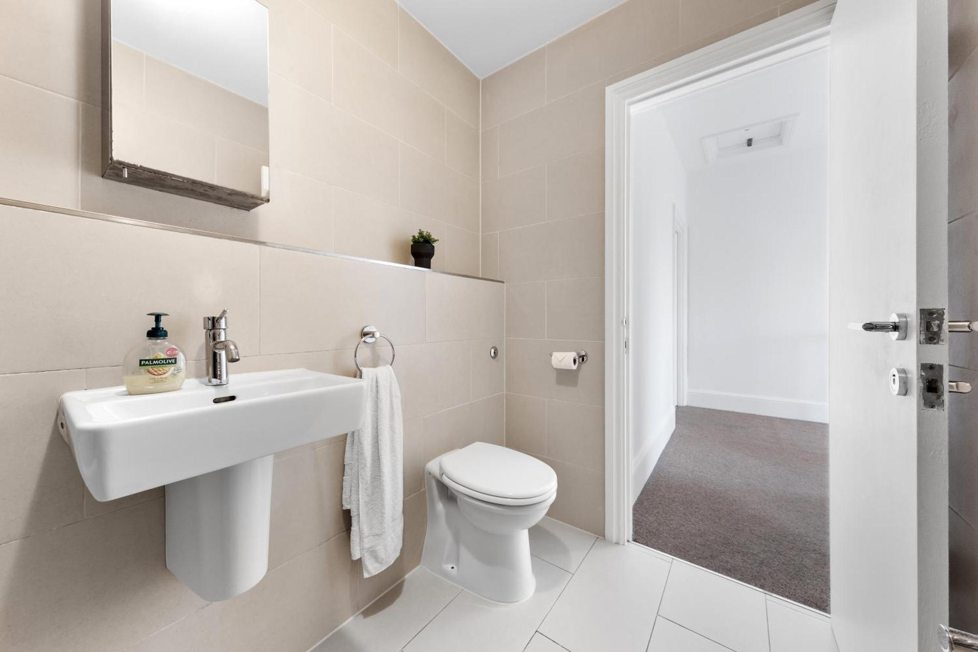 Luxury 4 Bedroom Flat With Stunning Shard View From Terrace In London! Next To Station, Sleeps 9 Lägenhet