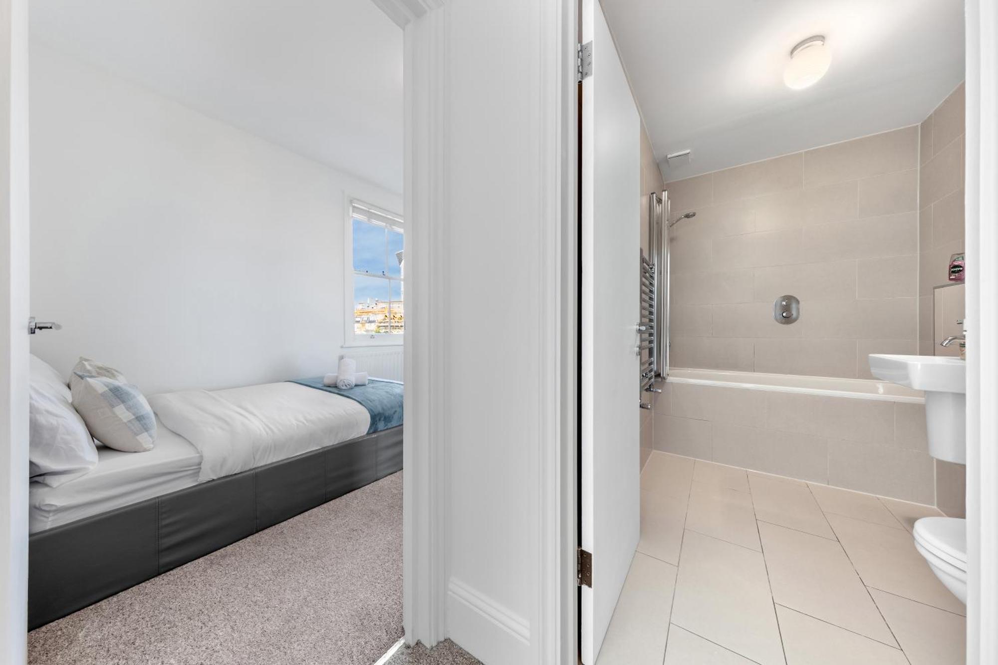 Luxury 4 Bedroom Flat With Stunning Shard View From Terrace In London! Next To Station, Sleeps 9 Lägenhet London