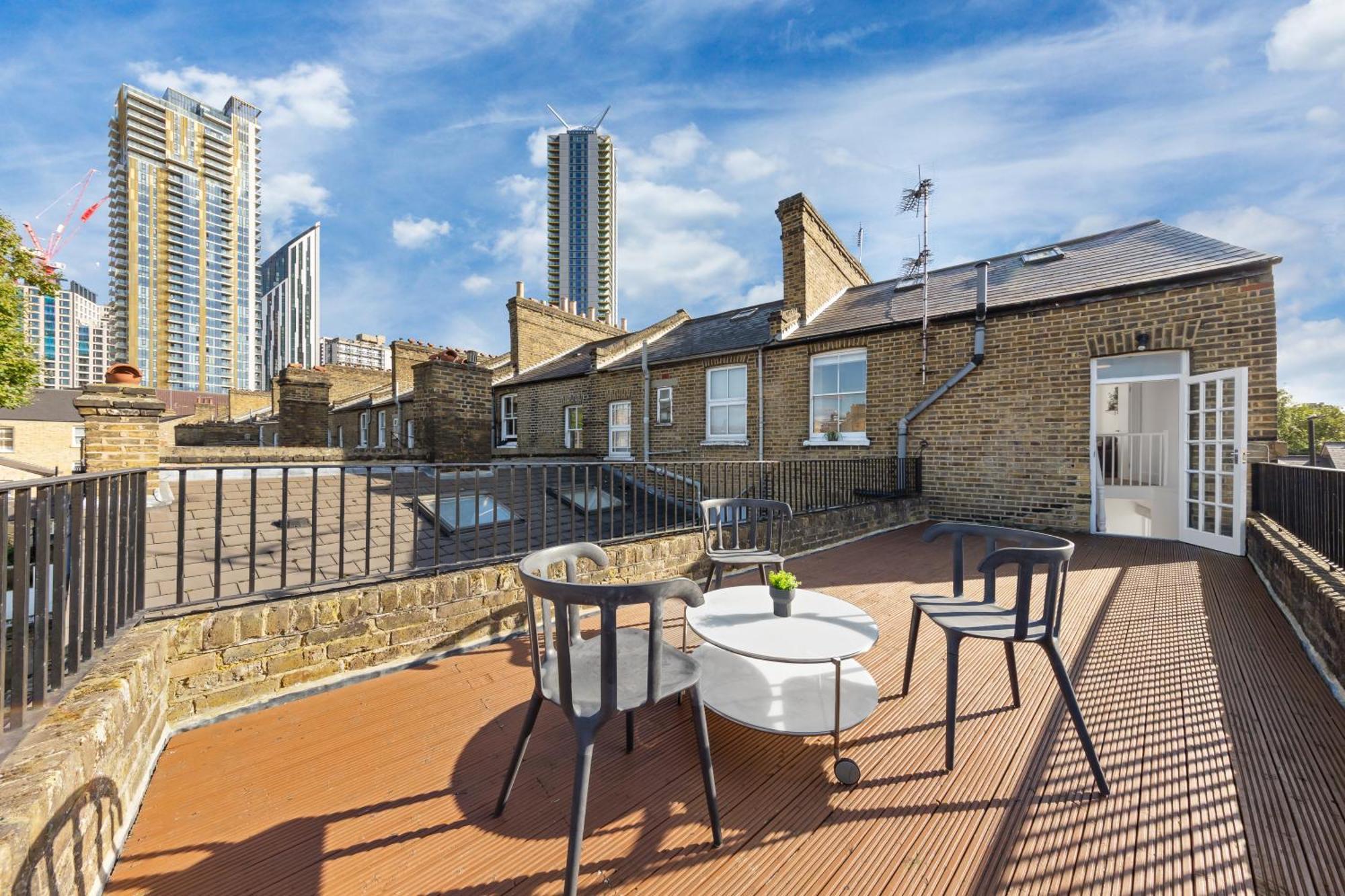 Luxury 4 Bedroom Flat With Stunning Shard View From Terrace In London! Next To Station, Sleeps 9 Lägenhet *