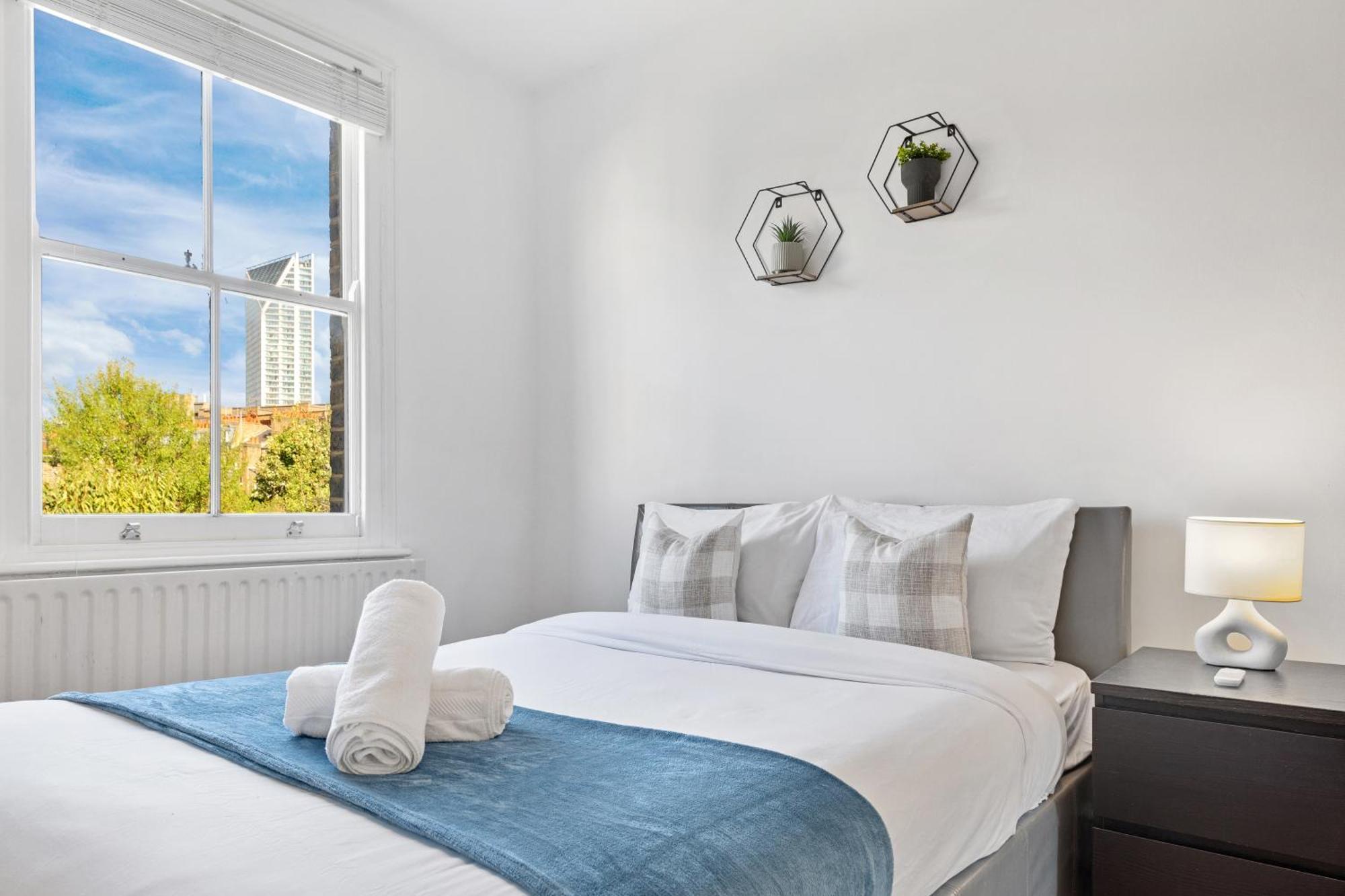 Luxury 4 Bedroom Flat With Stunning Shard View From Terrace In London! Next To Station, Sleeps 9 Lägenhet *