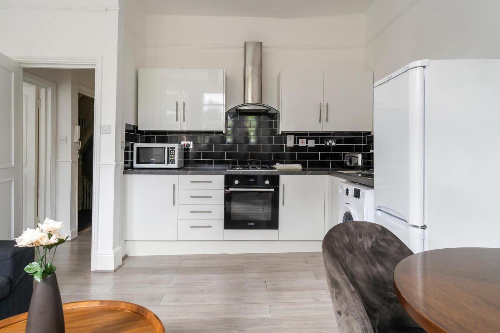 Lejlighed 2 Bedroom Flat Sw9 -2min Walk From Brixton Station, Free Off Road Parking *