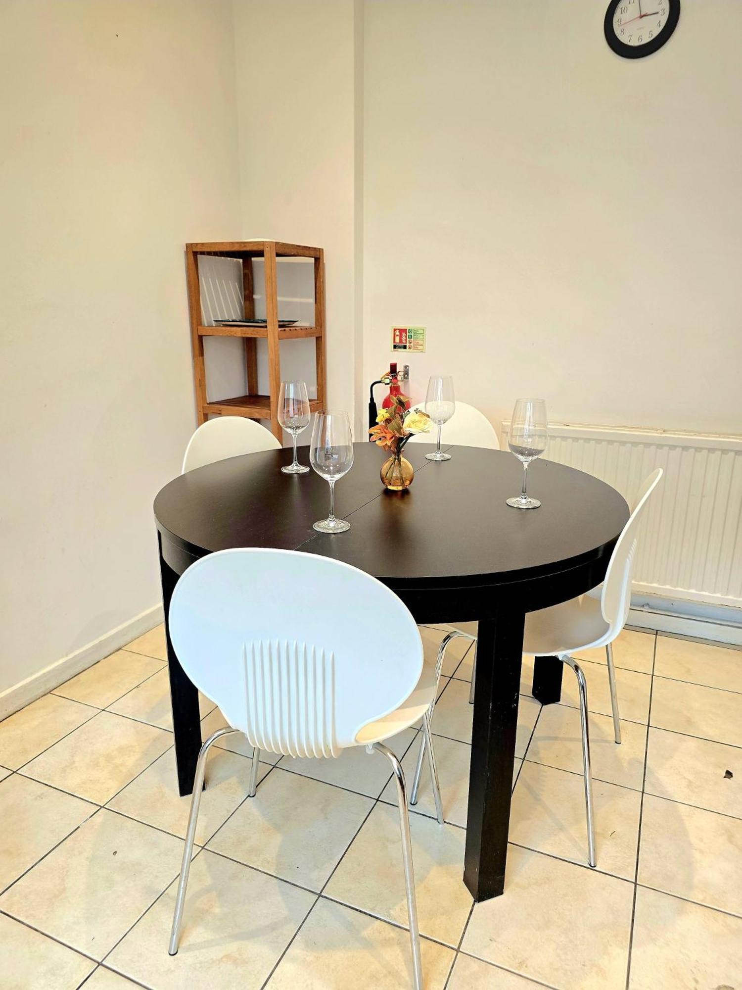 Feriehus Charming 4 Bedroom Duplex With Private Entrance London