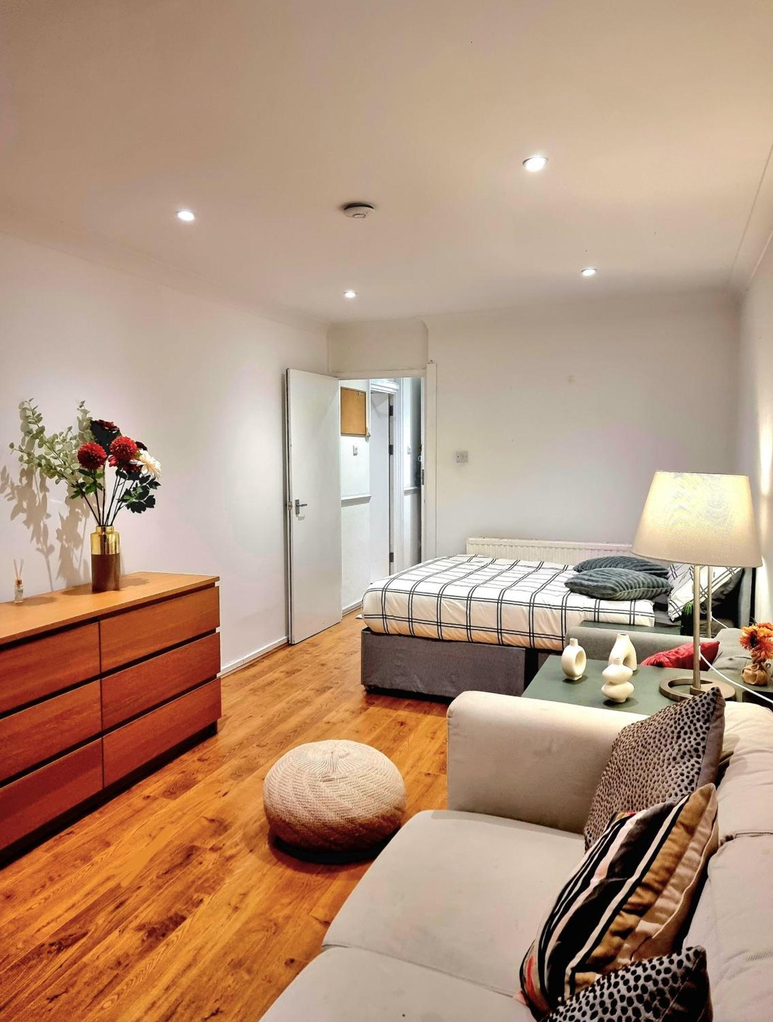 Feriehus Charming 4 Bedroom Duplex With Private Entrance