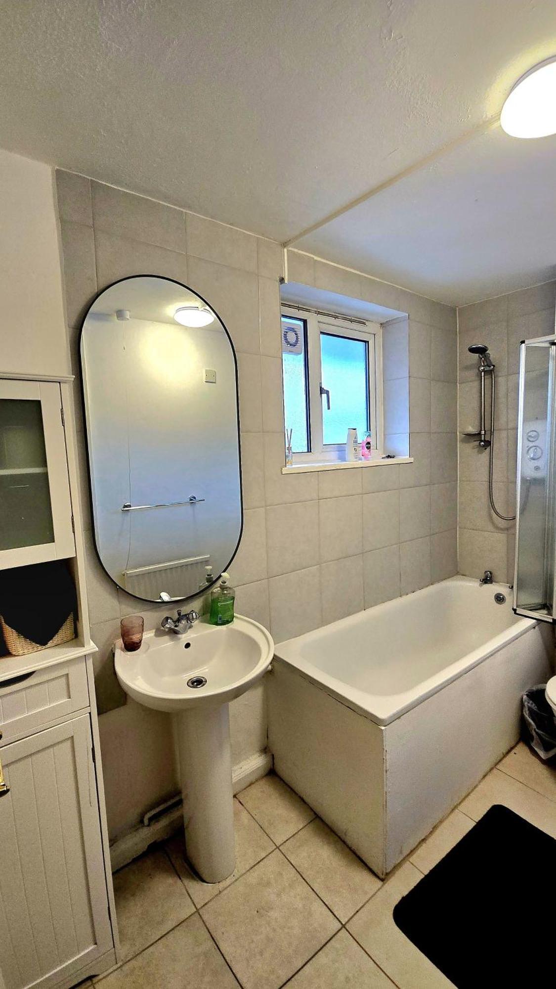 Feriehus Charming 4 Bedroom Duplex With Private Entrance London