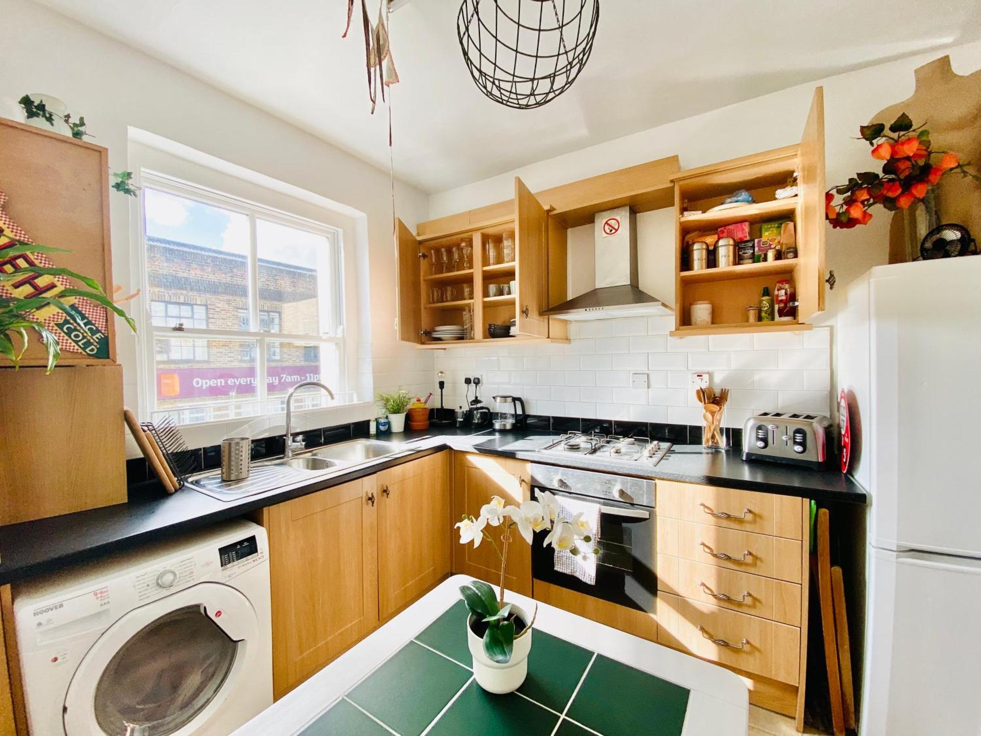 London's East End 2 Bedroom Londra