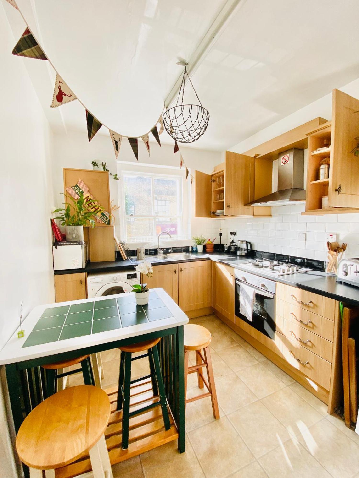 London's East End 2 Bedroom Londra