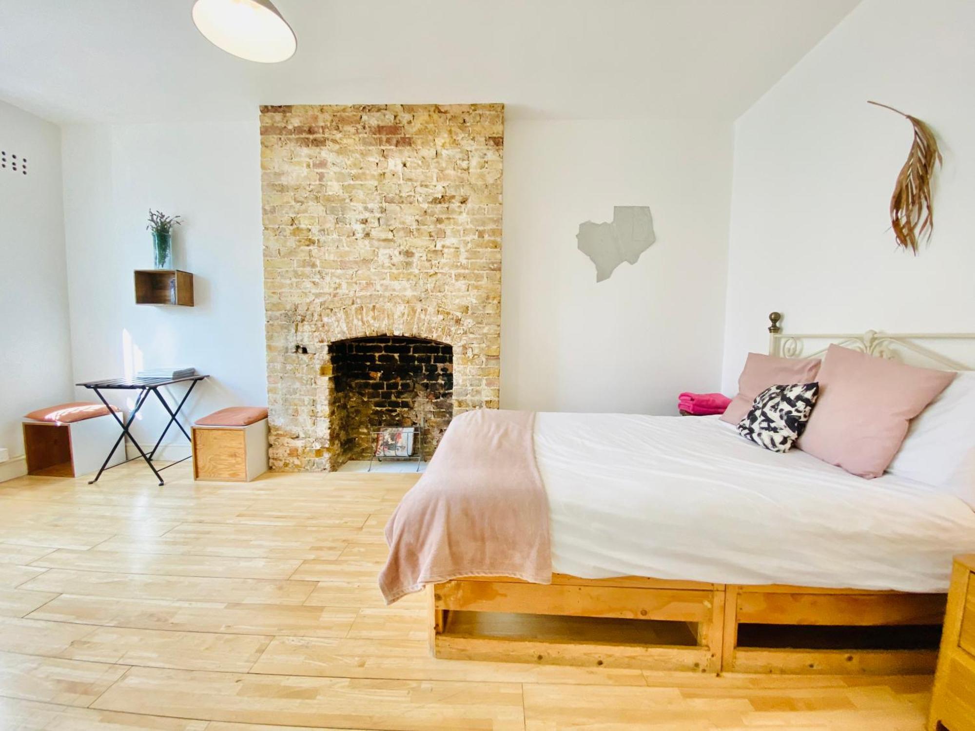 London's East End 2 Bedroom Londra