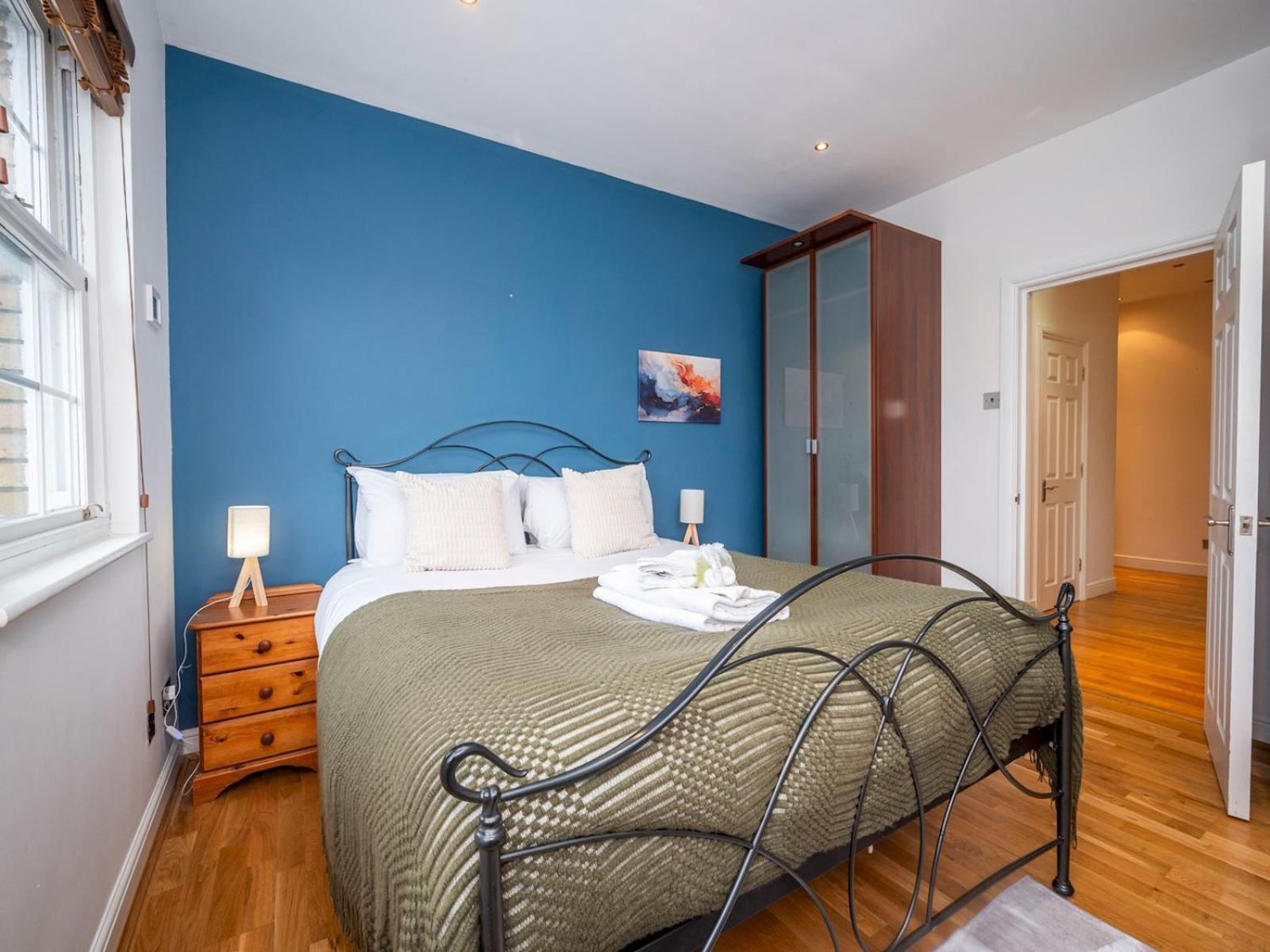 Gated Riverside Se16 With Parking Pass The Keys Londen