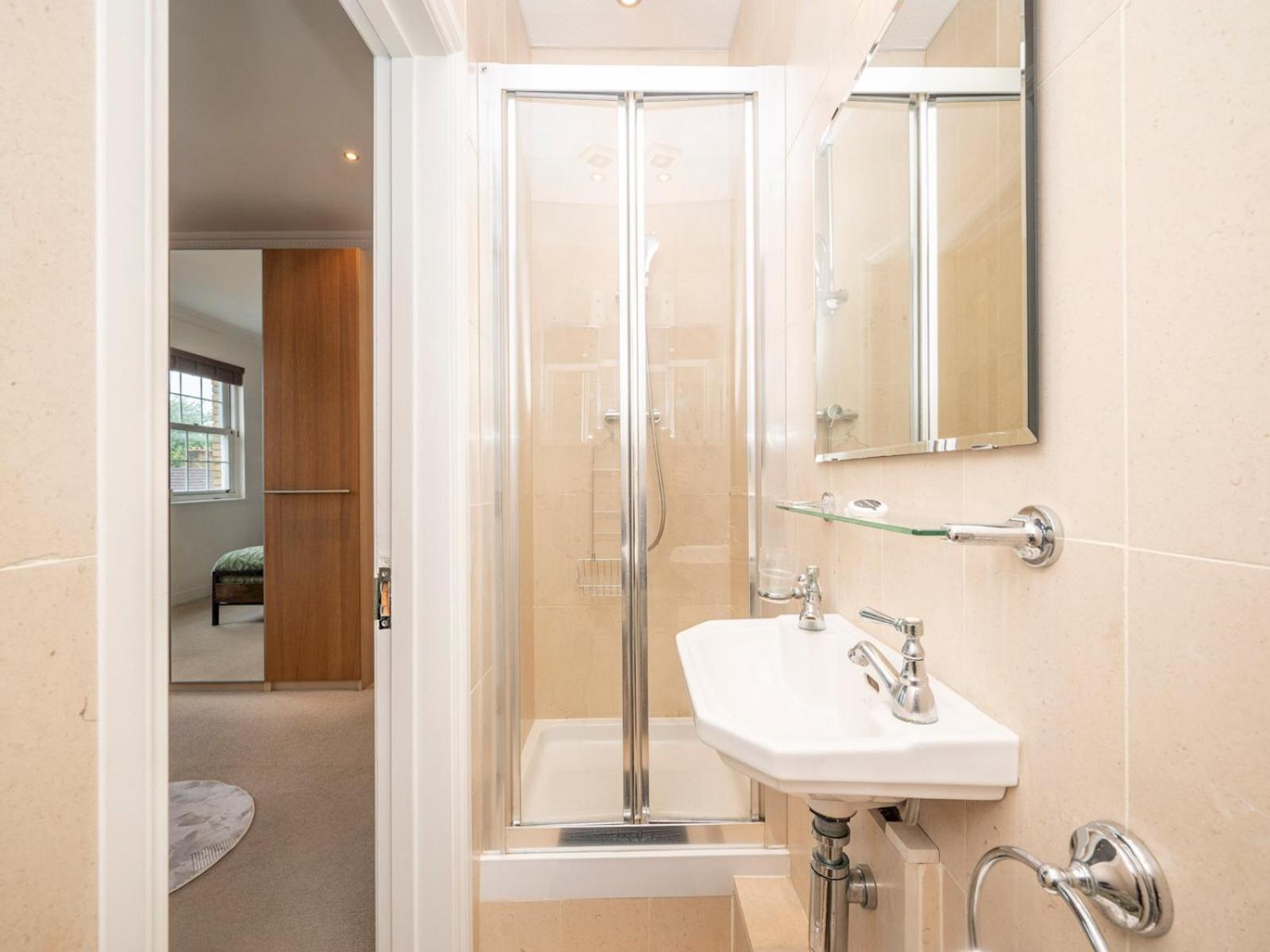 Appartement Gated Riverside Se16 With Parking Pass The Keys