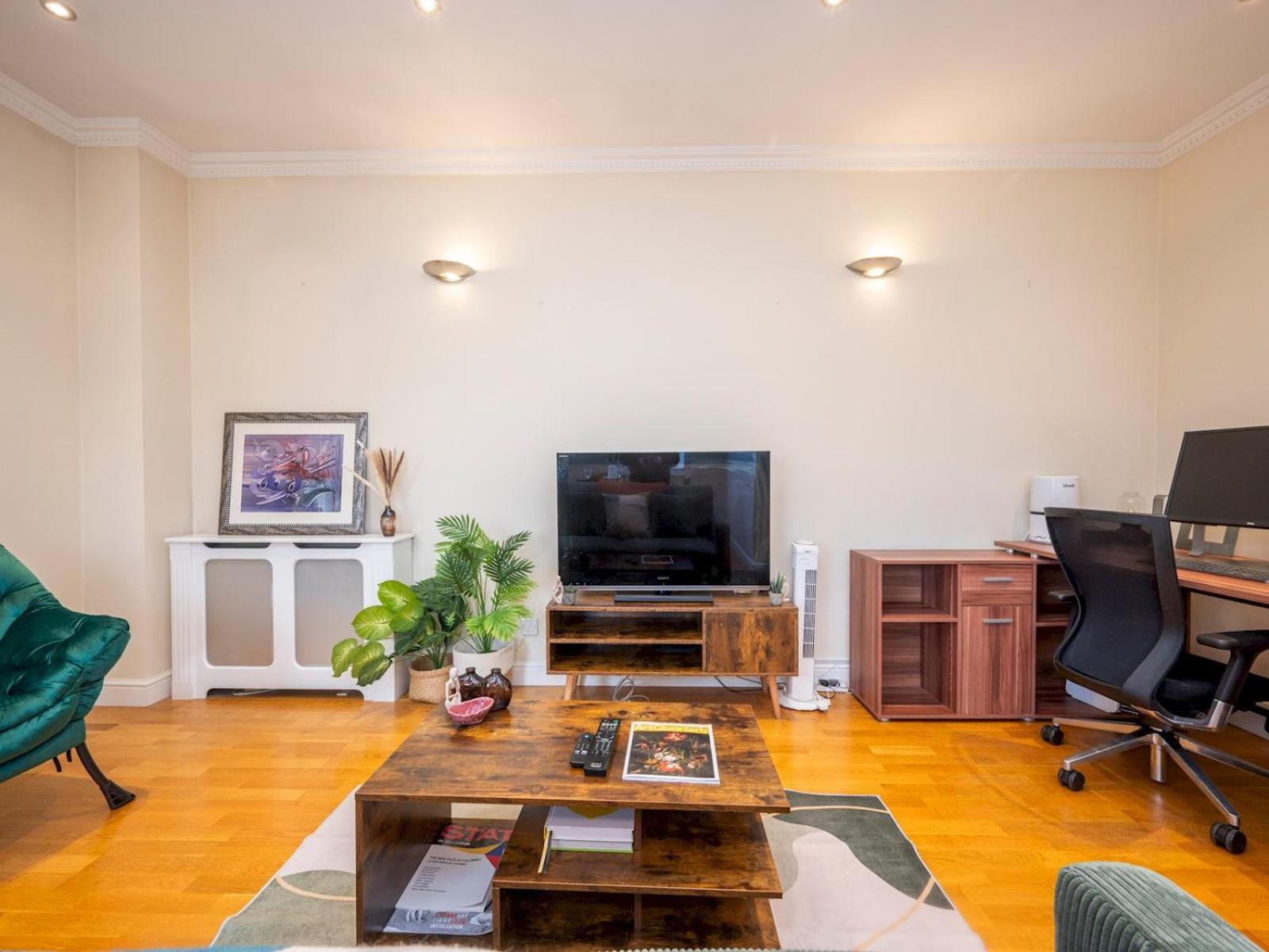 Leilighet Gated Riverside Se16 With Parking Pass The Keys