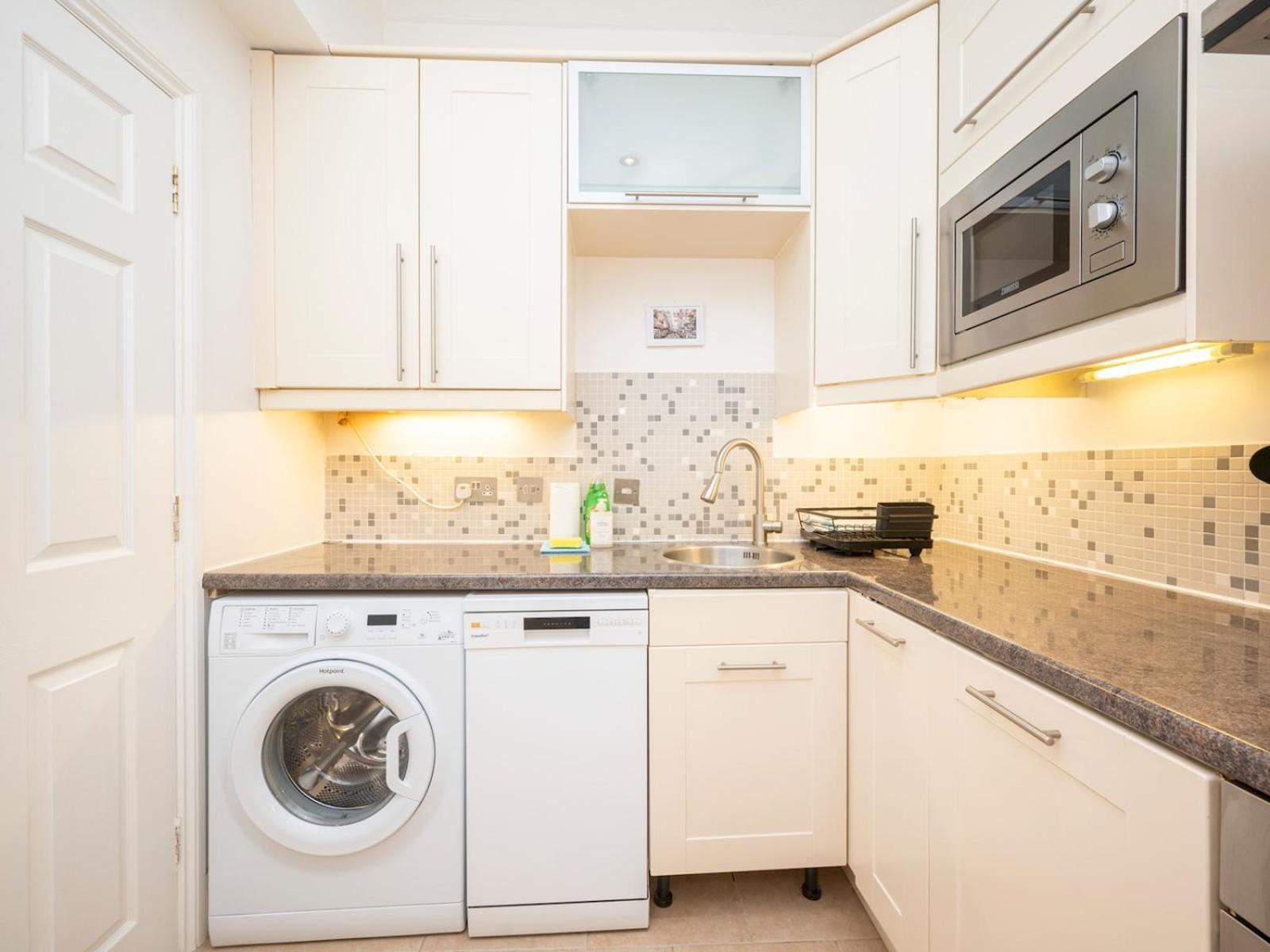 Leilighet Gated Riverside Se16 With Parking Pass The Keys London