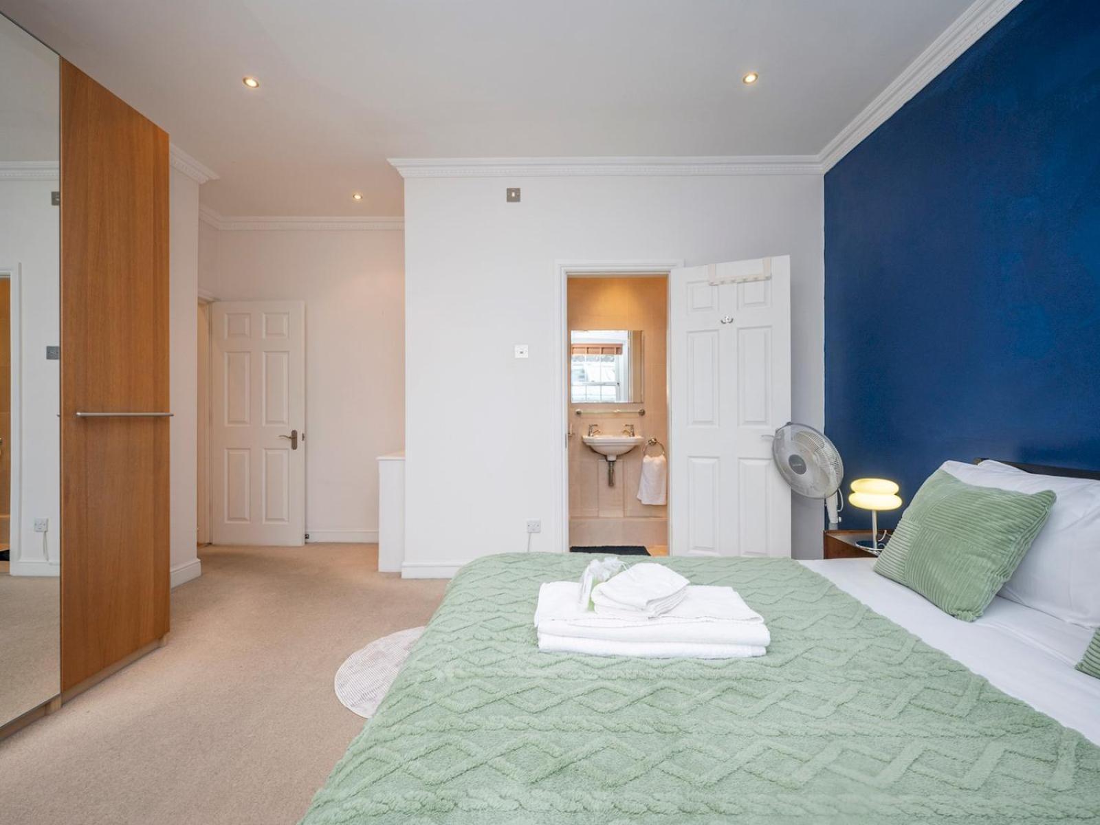 Gated Riverside Se16 With Parking Pass The Keys Londen