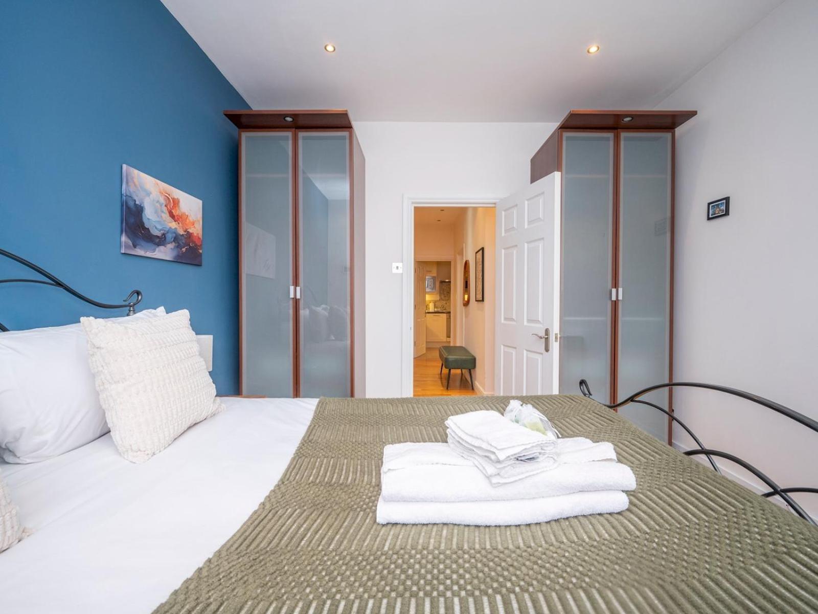 Leilighet Gated Riverside Se16 With Parking Pass The Keys