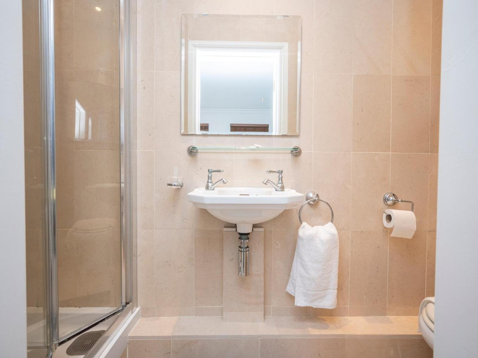 Leilighet Gated Riverside Se16 With Parking Pass The Keys