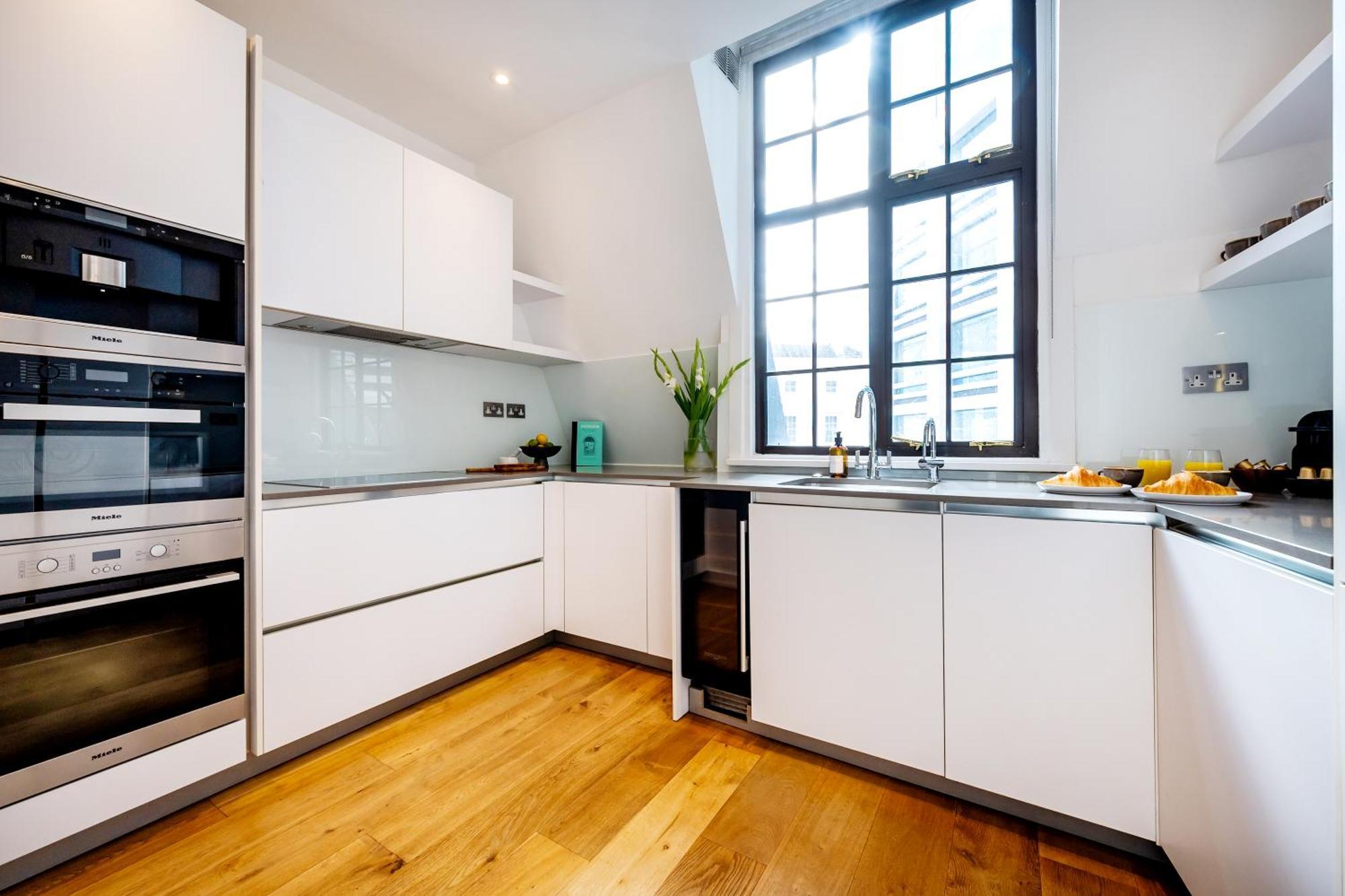 Luxury Aircon 3 Bedr, 4 Beds, 2 Bath Trafalgar Sq Lejlighed