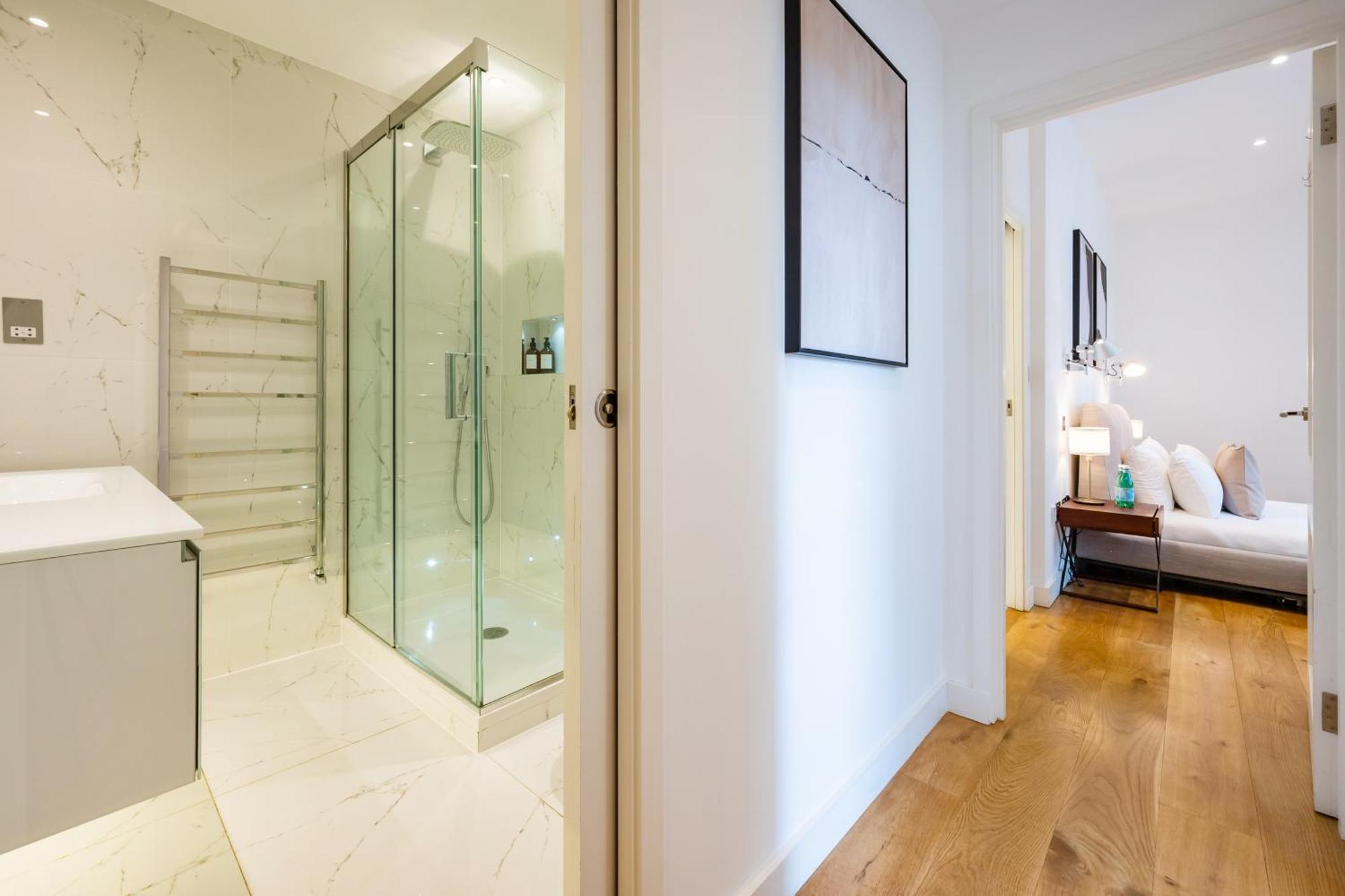 Luxury Aircon 3 Bedr, 4 Beds, 2 Bath Trafalgar Sq Lejlighed
