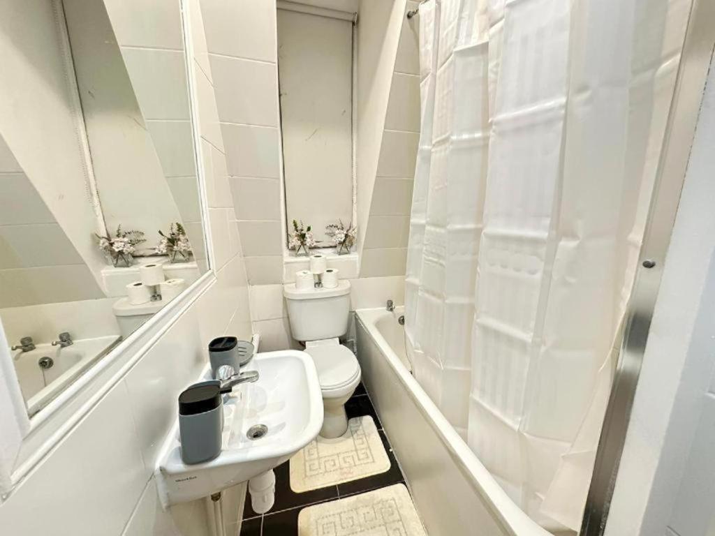 Three Bedroom Near Eye Leilighet London