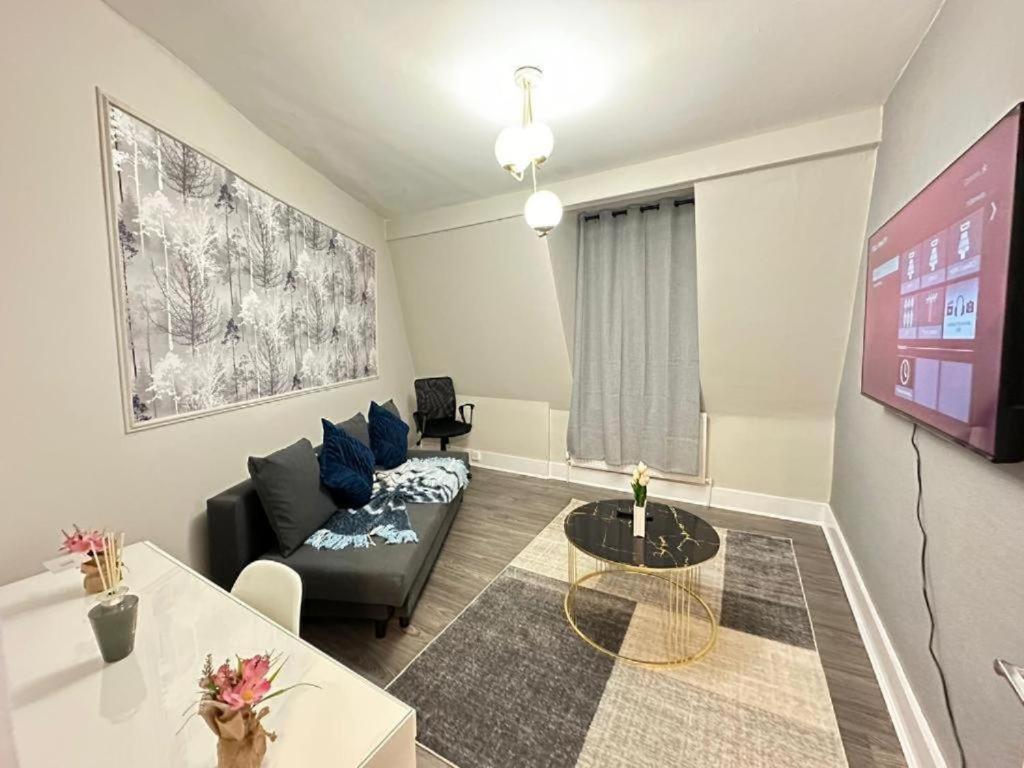 Three Bedroom Near Eye * London