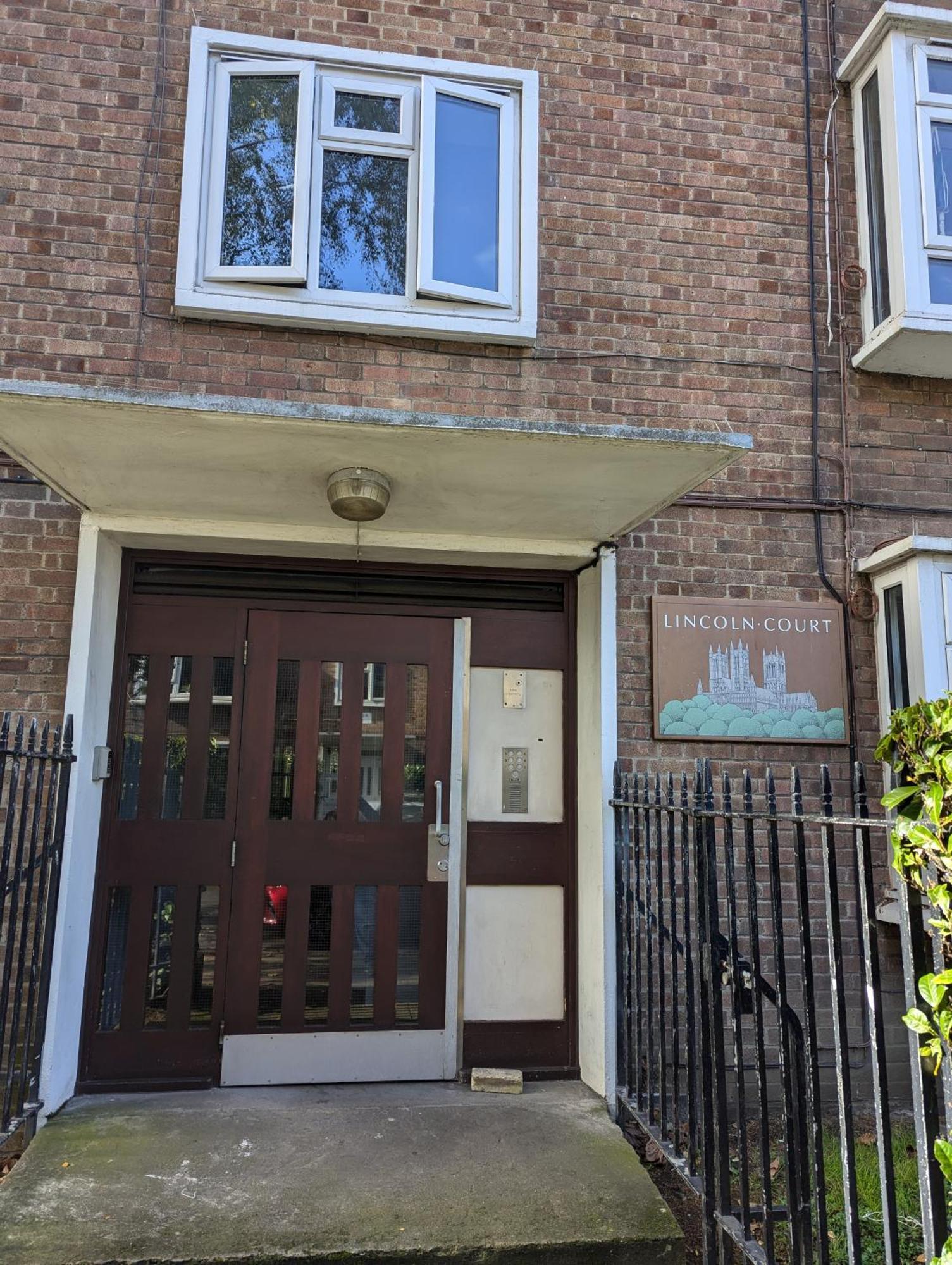 3 Bedroom Flat In Wandsworth Apartment *