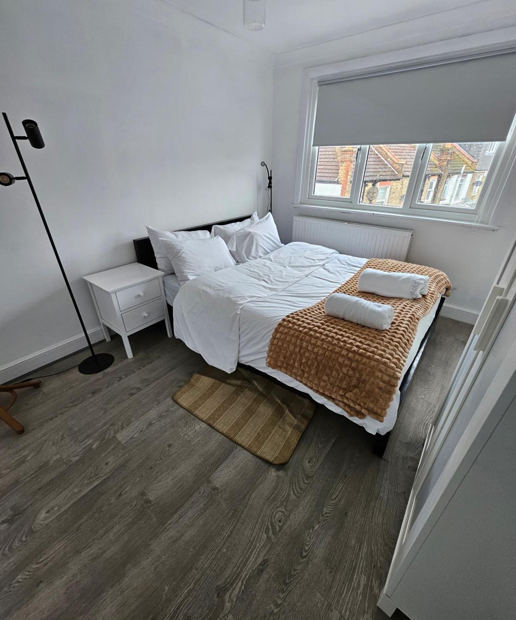 Wembley Lovely 6 Bed House Sleeps Up To 14 Londen