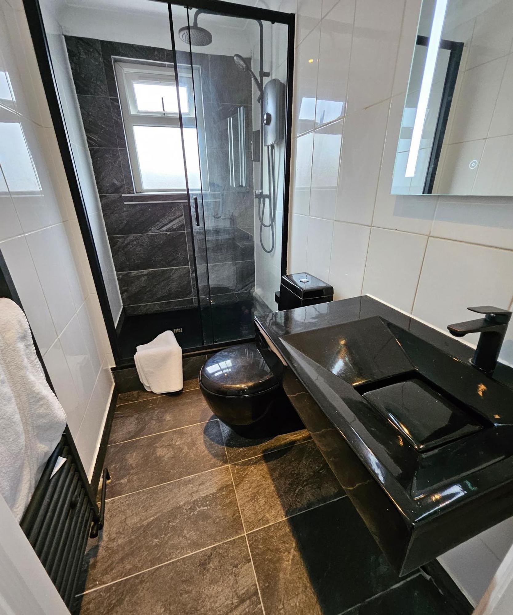 Wembley Lovely 6 Bed House Sleeps Up To 14 * Londen