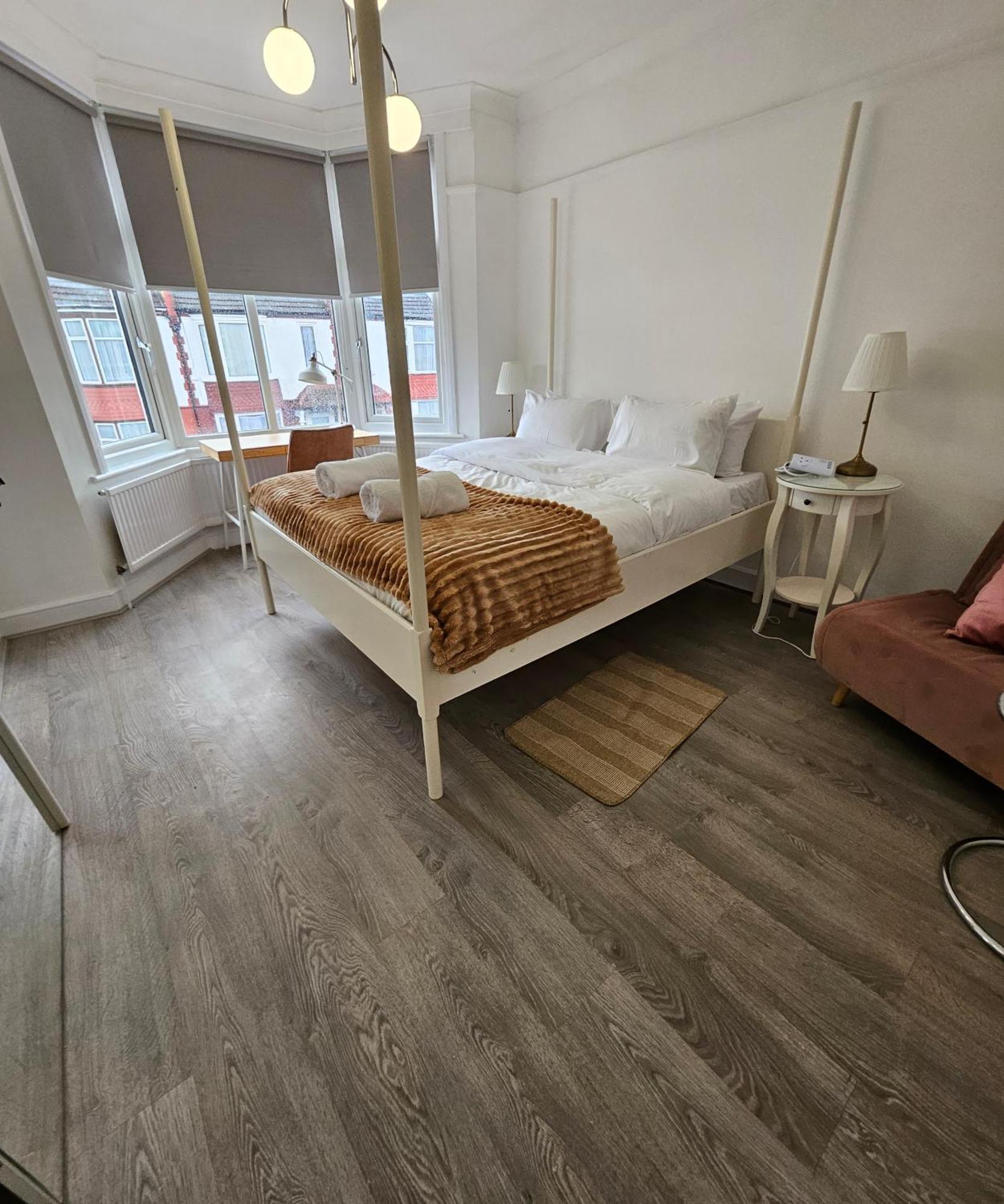Wembley Lovely 6 Bed House Sleeps Up To 14 Londen
