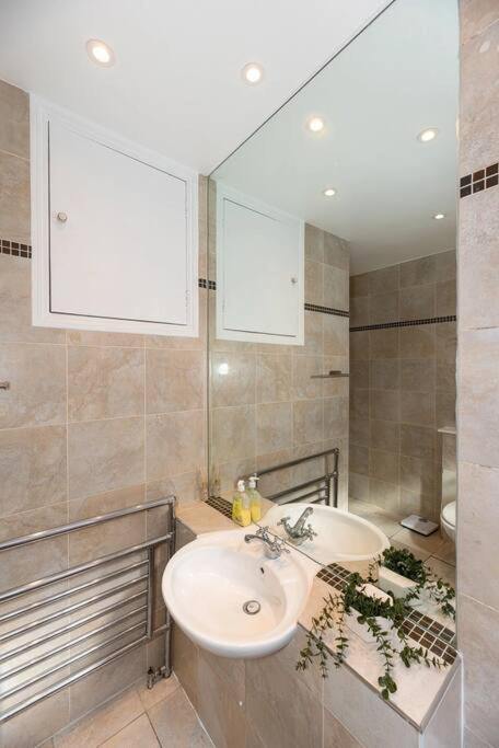 Discover 2 Bedroom In Kensington Lejlighed London