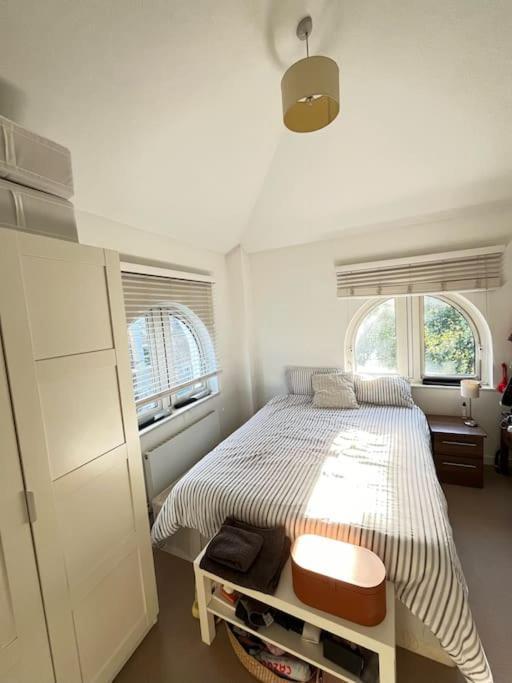 Charming Canal-side Flat Near Iconic Portobello Rd Lejlighed