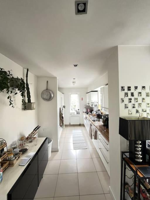 Charming Canal-side Flat Near Iconic Portobello Rd Lejlighed