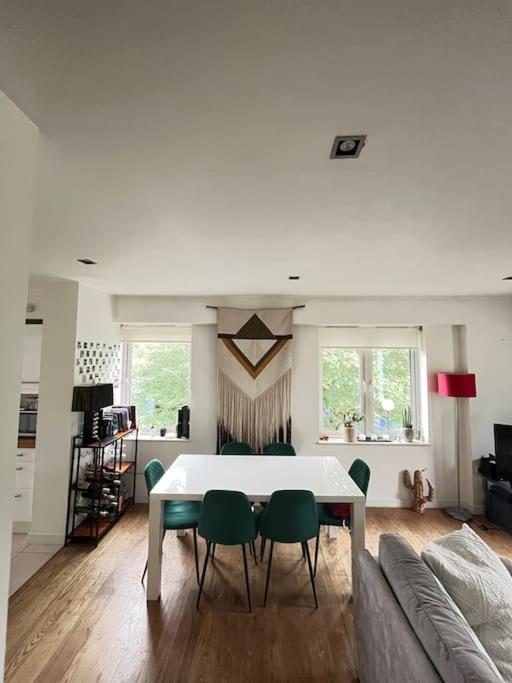 Charming Canal-side Flat Near Iconic Portobello Rd Lejlighed London