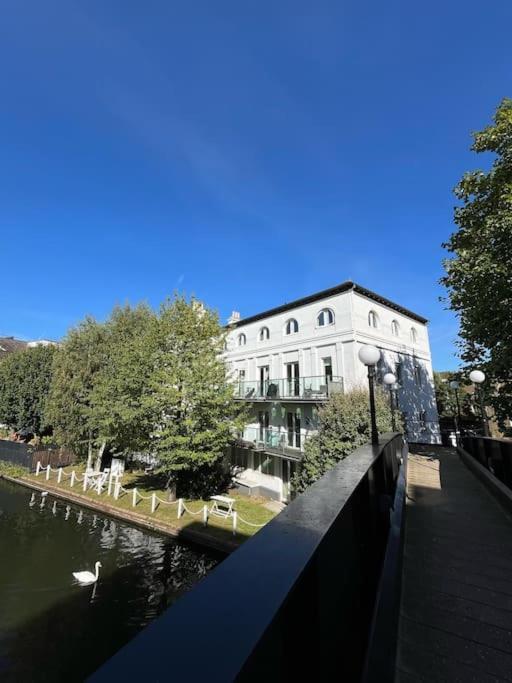 Charming Canal-side Flat Near Iconic Portobello Rd Lejlighed