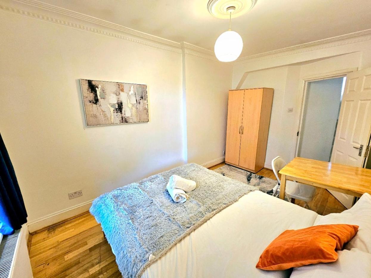 Beautiful Kensington 3 Minutes Walk To Earl's Court Station * Londra