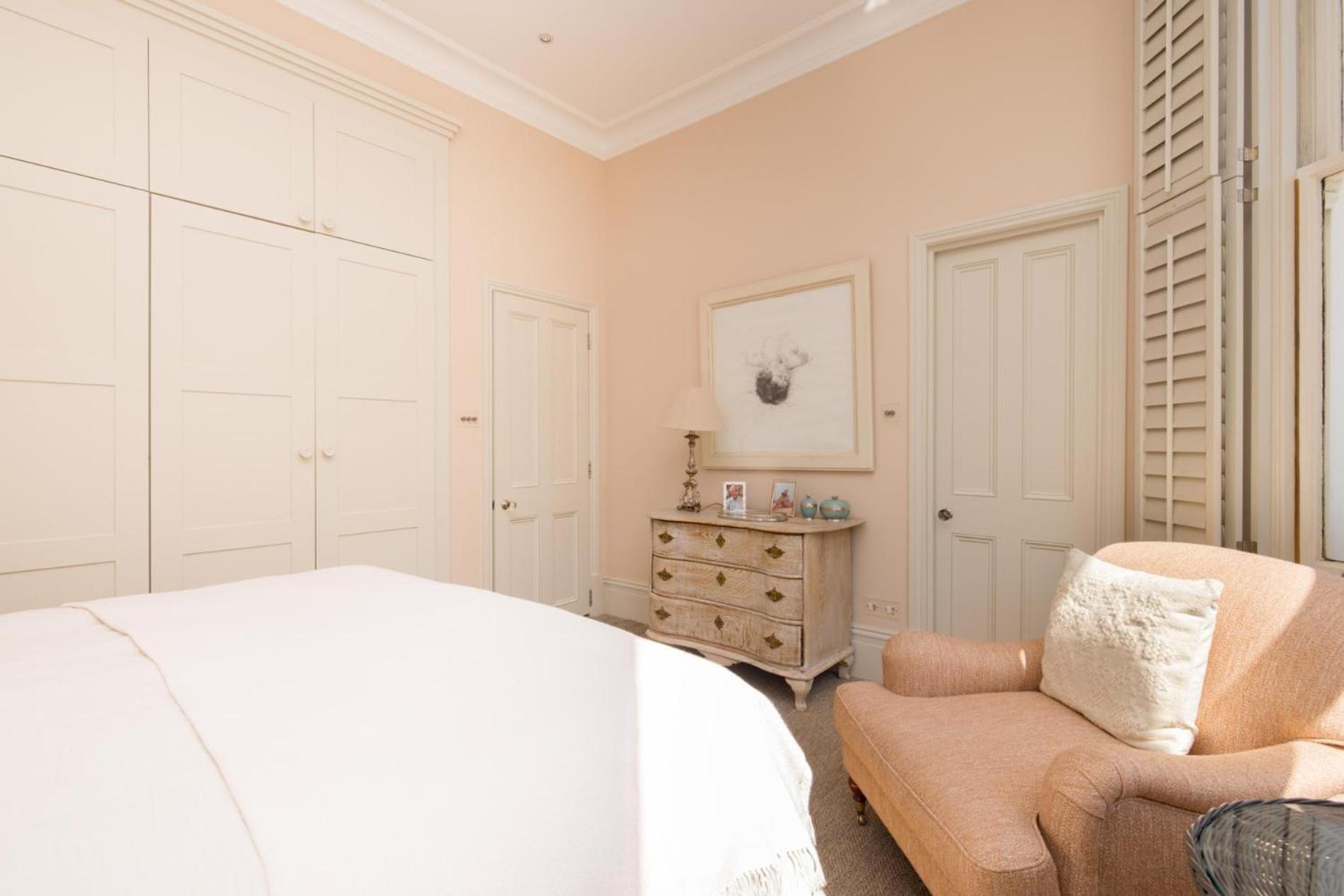 History - 3 Bedrooms In Kensington Apartment