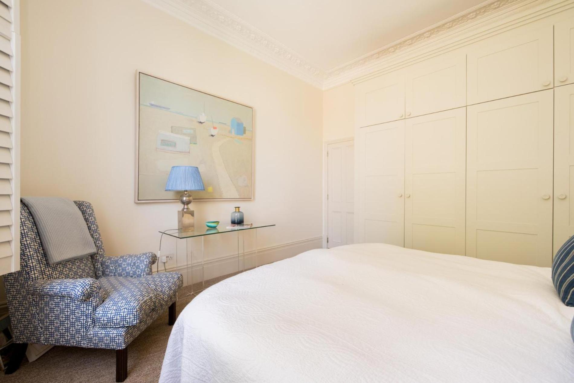 History - 3 Bedrooms In Kensington