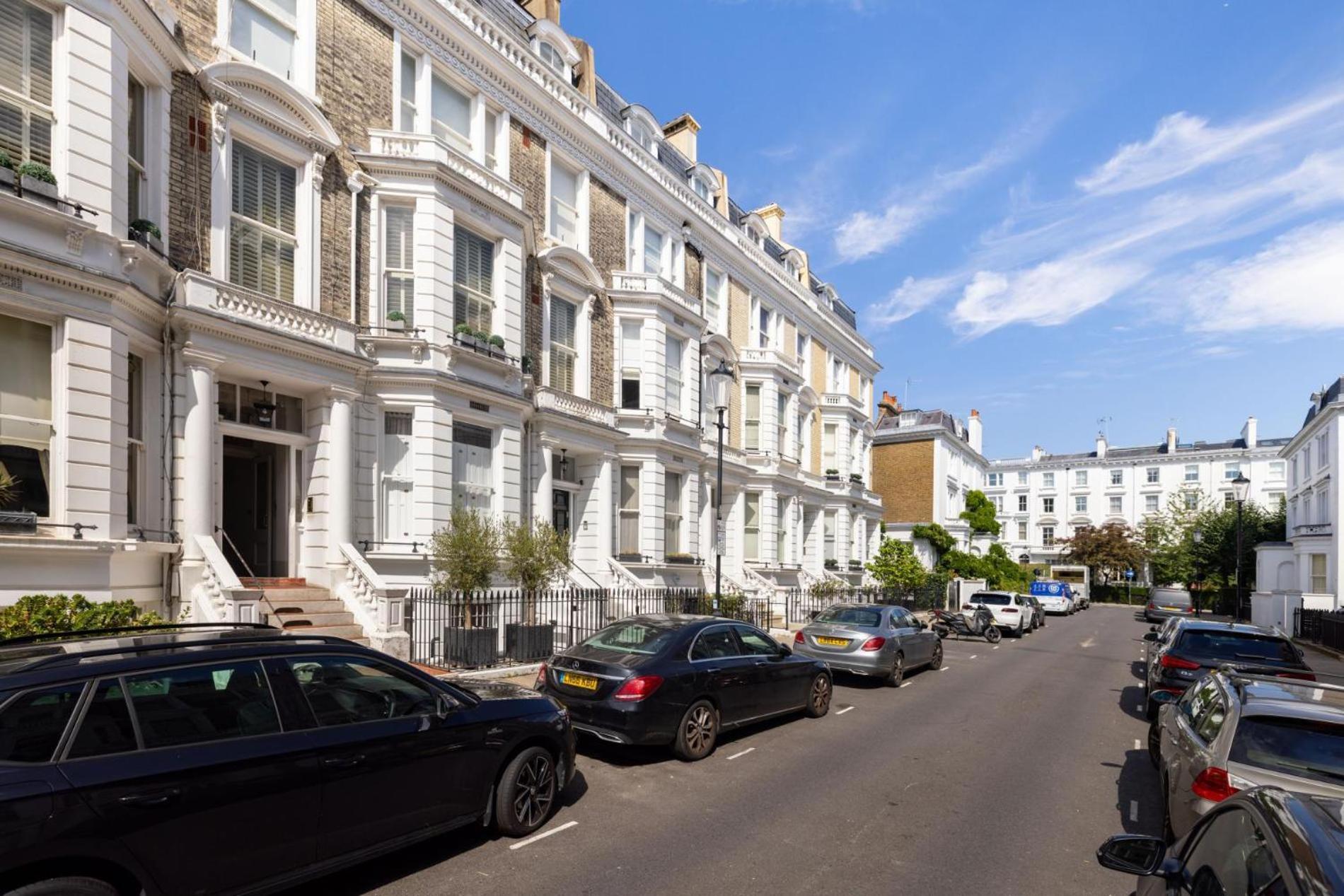 History - 3 Bedrooms In Kensington Apartment *