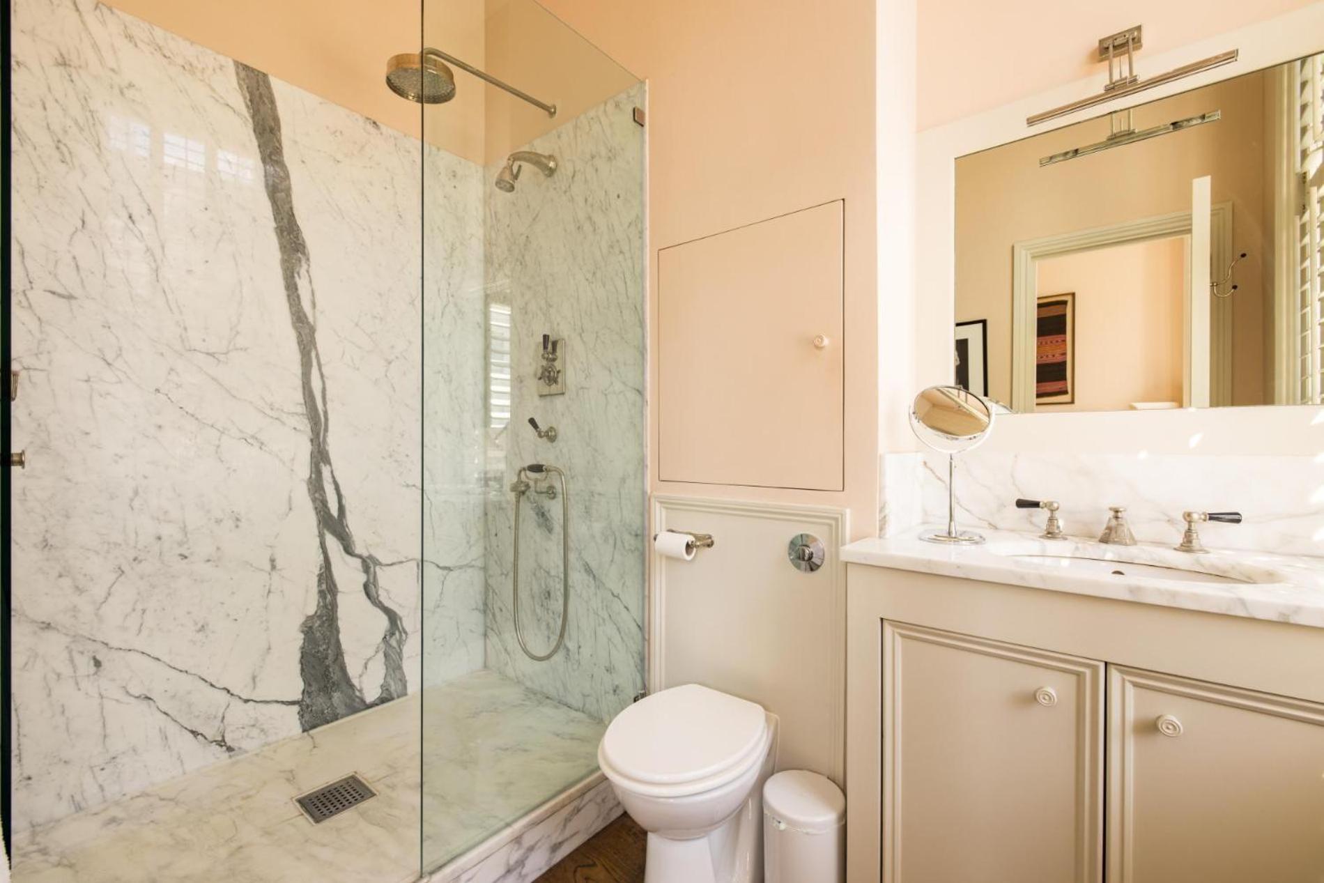 History - 3 Bedrooms In Kensington Apartment
